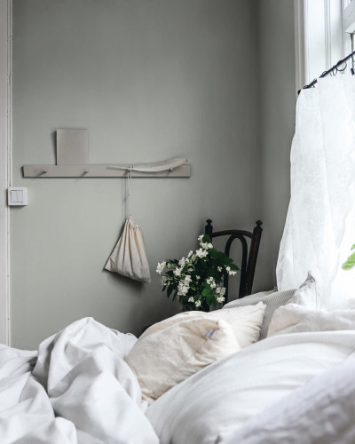 Tapet lavabil cu design floral elegant, in nuante de verde deschis, decorat cu flori subtile. Tapetul este perfect pentru dormitor, living, sau hol.