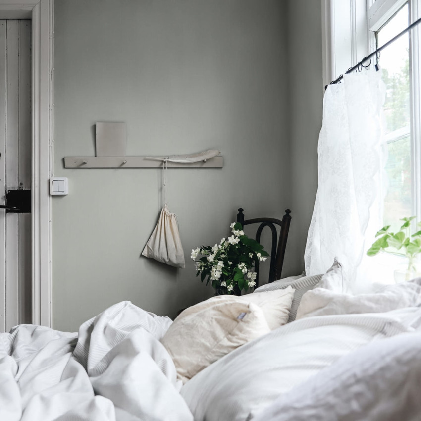 Tapet lavabil cu design floral elegant, in nuante de verde deschis, decorat cu flori subtile. Tapetul este perfect pentru dormitor, living, sau hol.