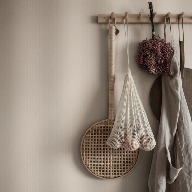 Tapet lavabil cu dungi fine, intr-o nuanta calda de terracotta, perfect pentru a crea un aspect modern si relaxant in casa ta.