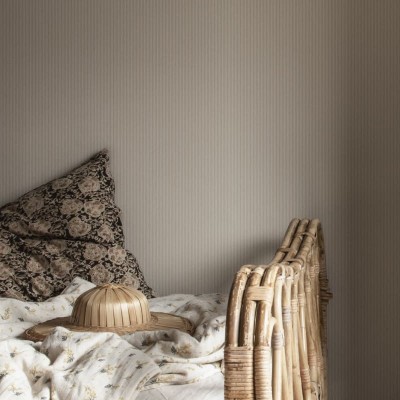Tapet lavabil cu dungi fine, intr-o nuanta calda de terracotta, perfect pentru a crea un aspect modern si relaxant in casa ta.