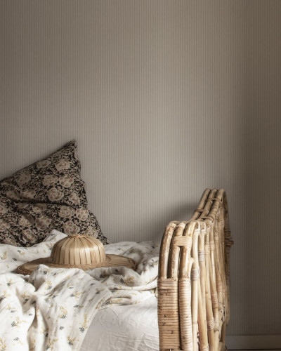 Tapet lavabil cu dungi fine, intr-o nuanta calda de terracotta, perfect pentru a crea un aspect modern si relaxant in casa ta.