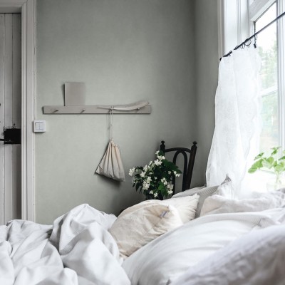Tapet lavabil Kalk Garden Green, cu un design delicat și un verde proaspăt, în interiorul unui dormitor modern