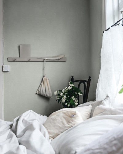 Tapet lavabil Kalk Garden Green, cu un design delicat și un verde proaspăt, în interiorul unui dormitor modern