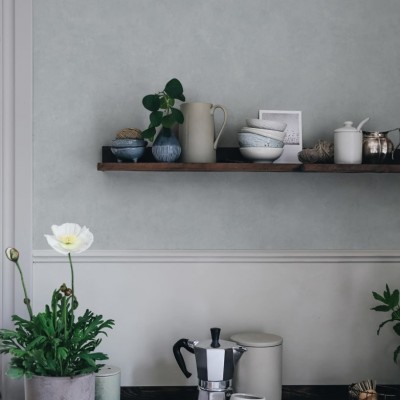 Tapet lavabil Kalk Misty Blue, Sandberg, 5.3mp / rola, cu design modern si minimalist in nuante de gri-albastru deschis.