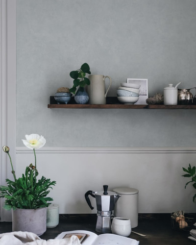 Tapet lavabil Kalk Misty Blue, Sandberg, 5.3mp / rola, cu design modern si minimalist in nuante de gri-albastru deschis.