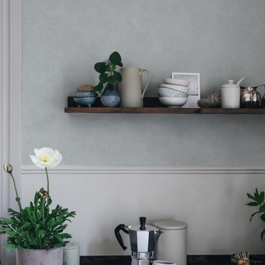 Tapet lavabil Kalk Misty Blue, Sandberg, 5.3mp / rola, cu design modern si minimalist in nuante de gri-albastru deschis.
