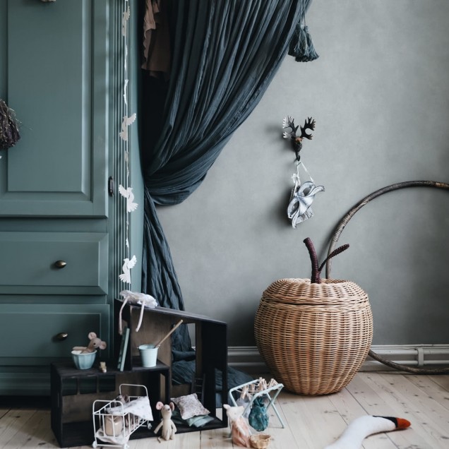 Tapet lavabil Kalk Misty Blue, Sandberg, 5.3mp / rola, cu design modern si minimalist in nuante de gri-albastru deschis.