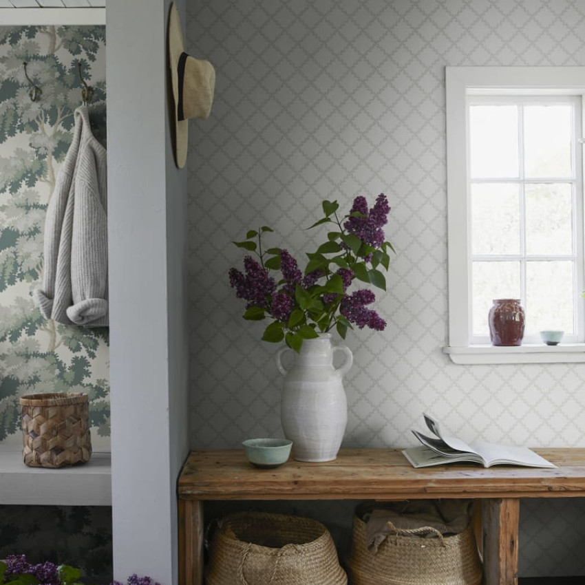 Tapet Trellis Terracotta cu model subtil de viță de vie, perfect pentru dormitor, living sau orice alt spațiu din casa dumneavoastră.