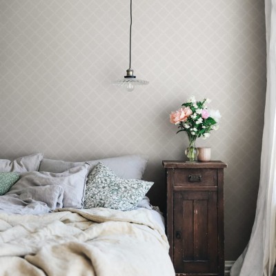 Tapet Trellis Gray cu model geometric delicat, in nuanta de gri.