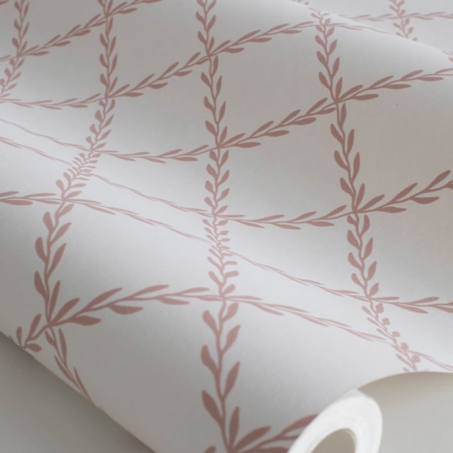 Tapet Trellis Terracotta cu model subtil de viță de vie, perfect pentru dormitor, living sau orice alt spațiu din casa dumneavoastră.