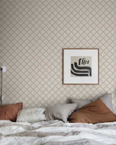 Tapet Trellis Terracotta cu model subtil de viță de vie, perfect pentru dormitor, living sau orice alt spațiu din casa dumneavoastră.