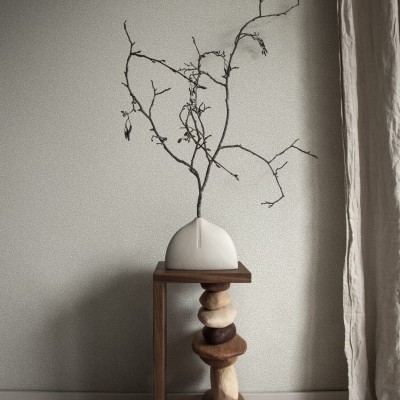 Tapet lavabil Bladverk Garden Green cu model discret de frunze mici, culoare verde deschis.