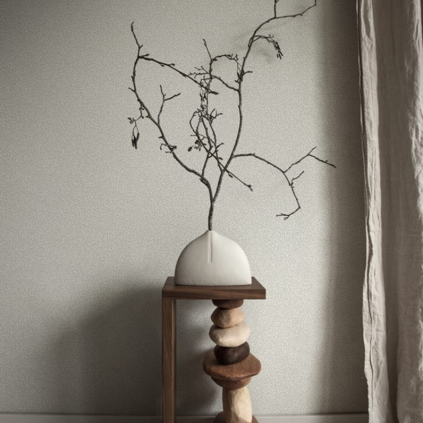 Tapet lavabil Bladverk Garden Green cu model discret de frunze mici, culoare verde deschis.