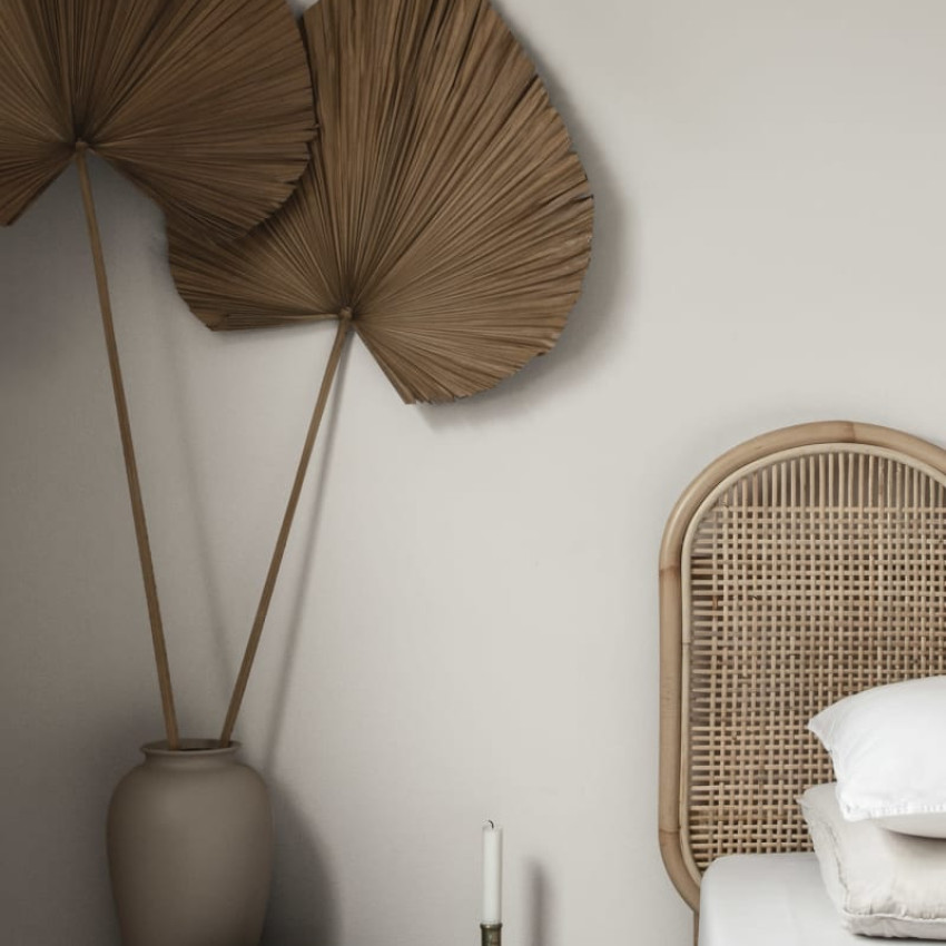 Tapet lavabil Sten Garden Green, cu un design minimalist și o nuanță de verde delicată, în decorul unui dormitor elegant