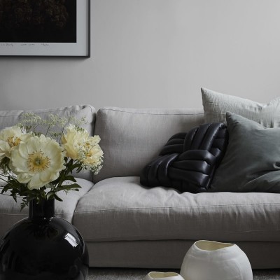 Tapet lavabil cu un design simplu și elegant, perfect pentru a crea o atmosferă modernă în orice cameră.
