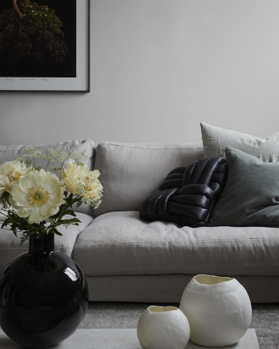 Tapet lavabil cu un design simplu și elegant, perfect pentru a crea o atmosferă modernă în orice cameră.