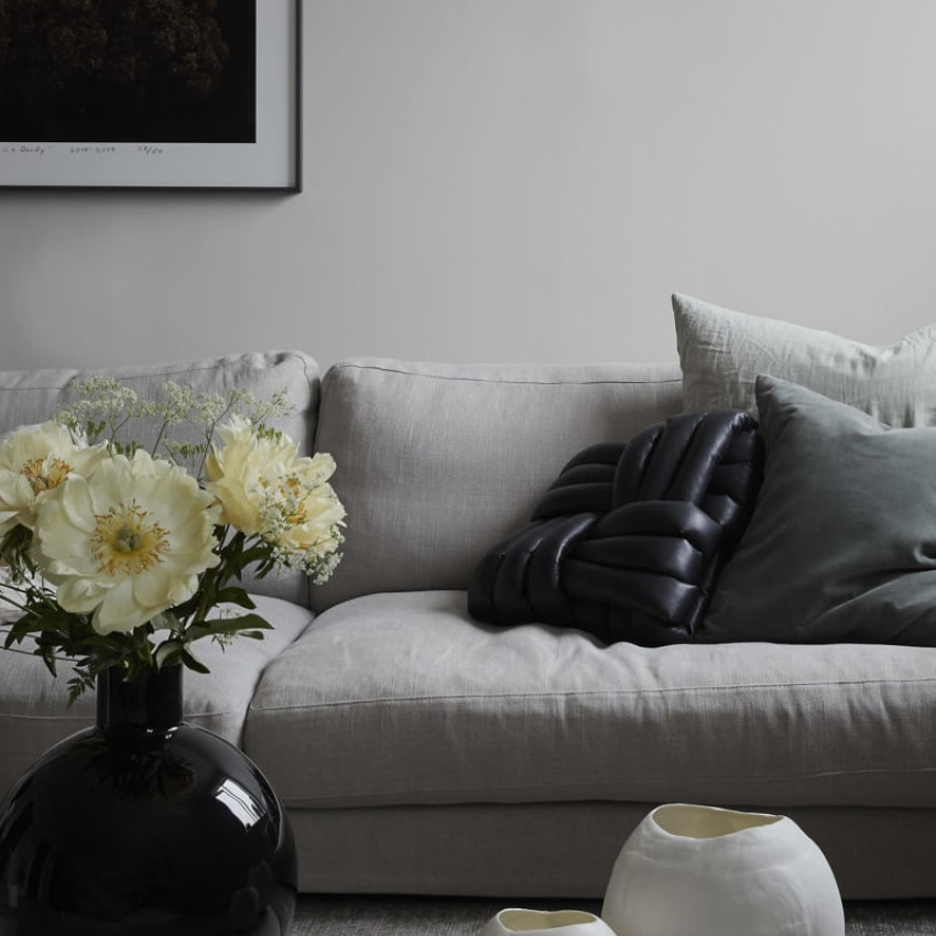 Tapet lavabil cu un design simplu și elegant, perfect pentru a crea o atmosferă modernă în orice cameră.