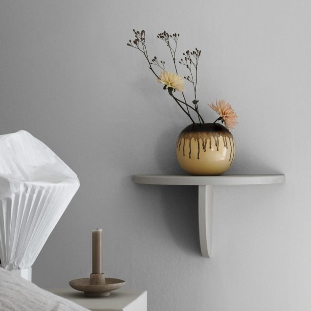 Tapet lavabil cu un design simplu și elegant, perfect pentru a crea o atmosferă modernă în orice cameră.