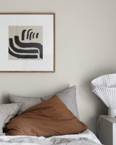 Tapet lavabil cu design abstract în nuanțe neutre, perfect pentru decorarea unui dormitor modern.