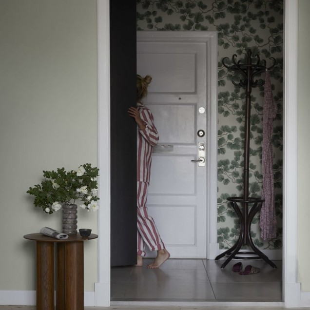 Tapet lavabil Sten Garden Green, cu un design minimalist și o nuanță de verde delicată, în decorul unui dormitor elegant