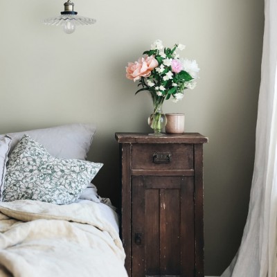 Tapet lavabil Sten Garden Green, cu un design minimalist și o nuanță de verde delicată, în decorul unui dormitor elegant
