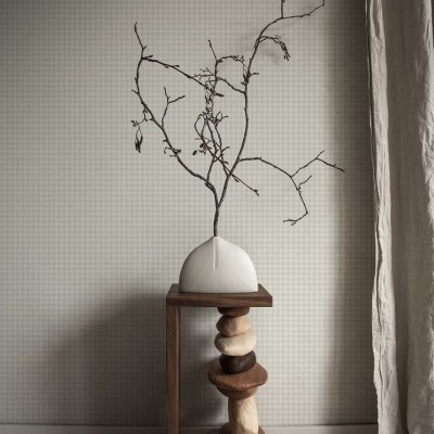 Tapet cu un design subtil în carouri fine, perfect pentru o atmosferă calmă și relaxantă.
