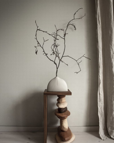 Tapet cu un design subtil în carouri fine, perfect pentru o atmosferă calmă și relaxantă.