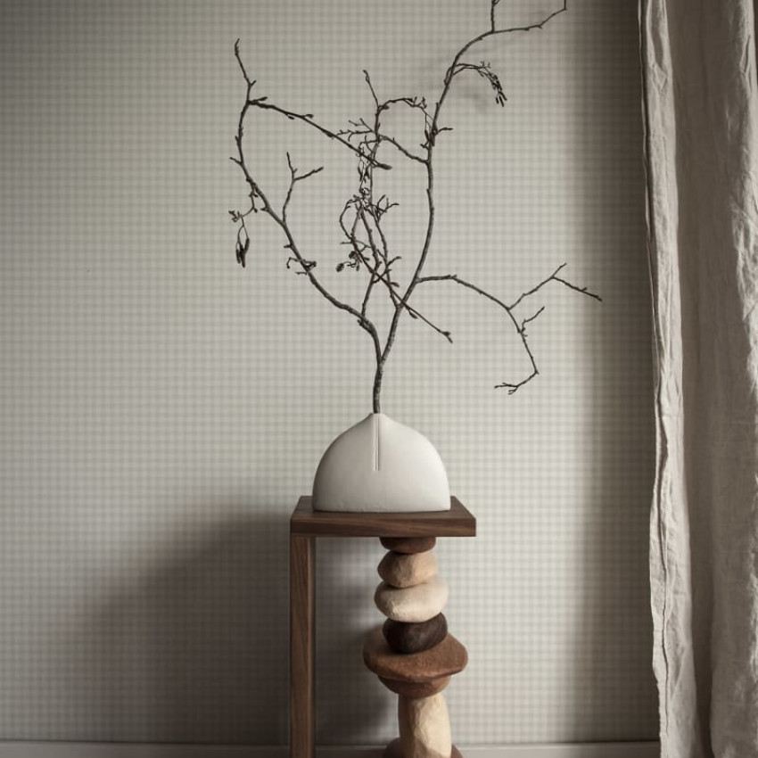 Tapet cu un design subtil în carouri fine, perfect pentru o atmosferă calmă și relaxantă.