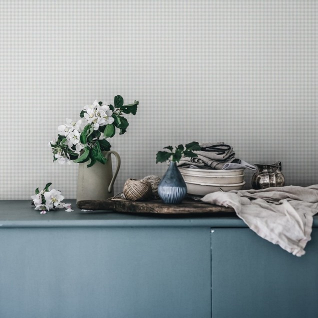Tapet lavabil Ruta Misty Blue, cu un model delicat de carouri în nuanțe de albastru deschis, perfect pentru a crea o atmosferă relaxantă în orice cameră.