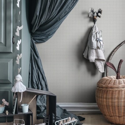 Tapet lavabil Ruta Misty Blue, cu un model delicat de carouri în nuanțe de albastru deschis, perfect pentru a crea o atmosferă relaxantă în orice cameră.