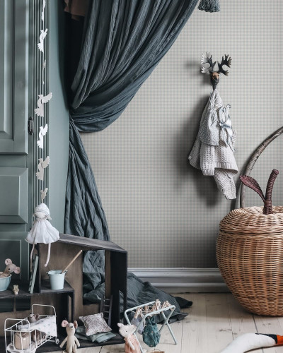 Tapet lavabil Ruta Misty Blue, cu un model delicat de carouri în nuanțe de albastru deschis, perfect pentru a crea o atmosferă relaxantă în orice cameră.