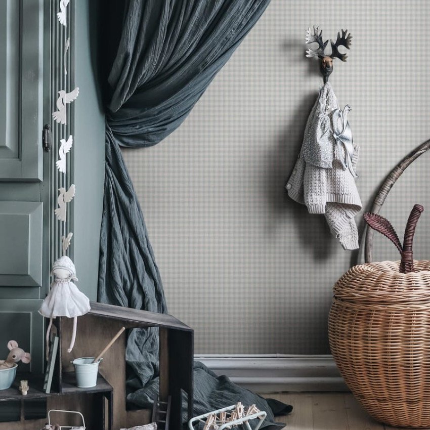 Tapet lavabil Ruta Misty Blue, cu un model delicat de carouri în nuanțe de albastru deschis, perfect pentru a crea o atmosferă relaxantă în orice cameră.