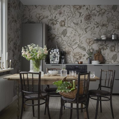 Tapet floral cu flori pastelate în tonuri de roz, verde și gri pe un fundal deschis. Tapetul este lavabil și perfect pentru a crea o atmosferă romantică și primitoare.