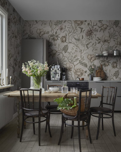 Tapet floral cu flori pastelate în tonuri de roz, verde și gri pe un fundal deschis. Tapetul este lavabil și perfect pentru a crea o atmosferă romantică și primitoare.