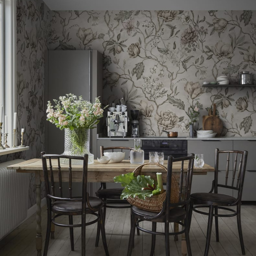 Tapet floral cu flori pastelate în tonuri de roz, verde și gri pe un fundal deschis. Tapetul este lavabil și perfect pentru a crea o atmosferă romantică și primitoare.