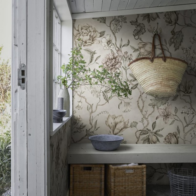 Tapet floral cu flori pastelate în tonuri de roz, verde și gri pe un fundal deschis. Tapetul este lavabil și perfect pentru a crea o atmosferă romantică și primitoare.
