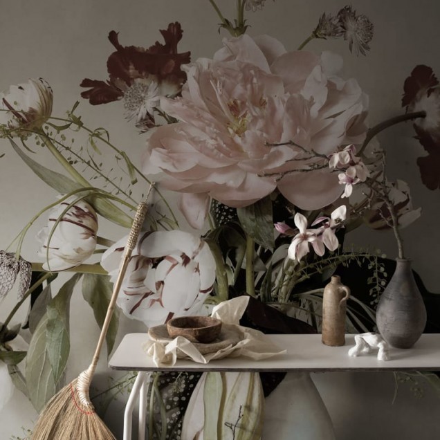 Tapet floral lavabil cu flori roz si maro pe un perete din dormitor