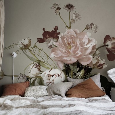 Tapet floral lavabil cu flori roz si maro pe un perete din dormitor