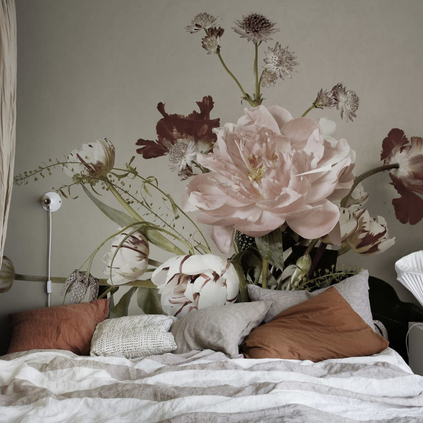 Tapet floral lavabil cu flori roz si maro pe un perete din dormitor