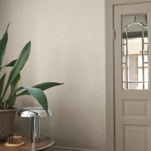 Cameră elegantă cu pereți tapetați în nuanțe deschise de bej, un pian clasic și scaune vechi din lemn. Tapetul are un model subtil, adăugând rafinament spațiului.
