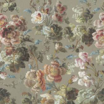 Femeie privindu-se în oglindă aurie într-o cameră decorată cu tapet floral Ines, Sage Green, cu motive ample pe fond verde salvie și grinzi de lemn expuse.