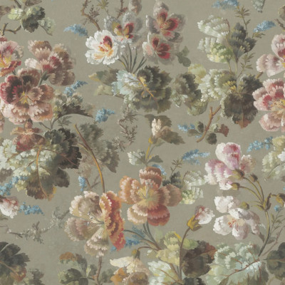 Femeie privindu-se în oglindă aurie într-o cameră decorată cu tapet floral Ines, Sage Green, cu motive ample pe fond verde salvie și grinzi de lemn expuse.
