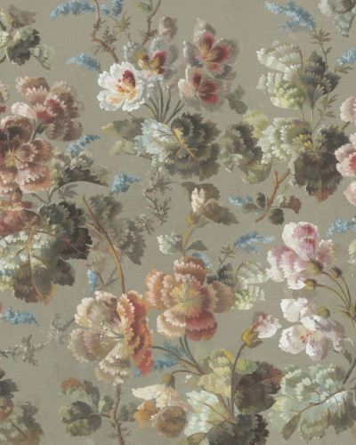 Femeie privindu-se în oglindă aurie într-o cameră decorată cu tapet floral Ines, Sage Green, cu motive ample pe fond verde salvie și grinzi de lemn expuse.