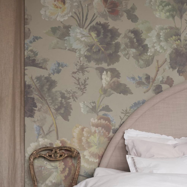 Cameră de zi sau bucătărie elegantă cu tapet floral Ines Beige pe pereți și tavan, cu mobilier clasic și accente vintage.