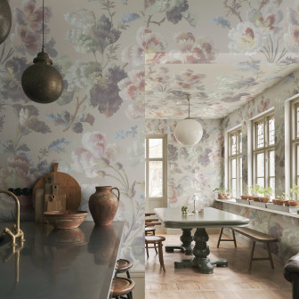 Cameră de zi sau bucătărie elegantă cu tapet floral Ines Beige pe pereți și tavan, cu mobilier clasic și accente vintage.