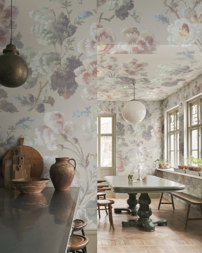 Cameră de zi sau bucătărie elegantă cu tapet floral Ines Beige pe pereți și tavan, cu mobilier clasic și accente vintage.