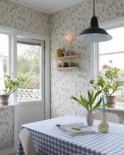 Tapet lavabil Elmire Soft Blue, cu un model floral fin, in nuante de albastru si roz, decorat cu flori delicate si frunze subtiri.