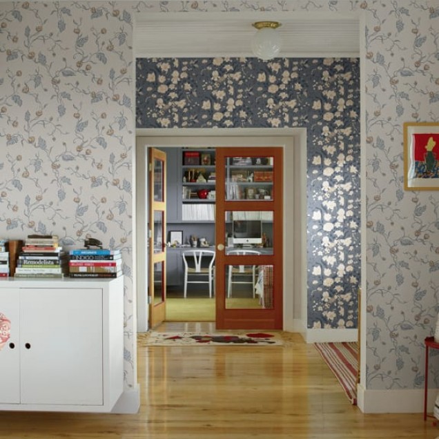Tapet lavabil Elmire Soft Blue, cu un model floral fin, in nuante de albastru si roz, decorat cu flori delicate si frunze subtiri.