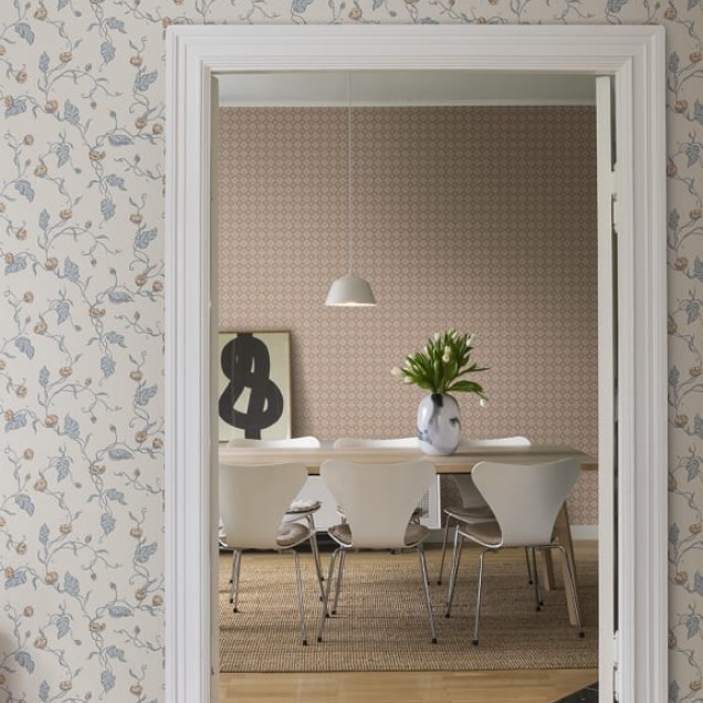 Tapet lavabil Elmire Soft Blue, cu un model floral fin, in nuante de albastru si roz, decorat cu flori delicate si frunze subtiri.