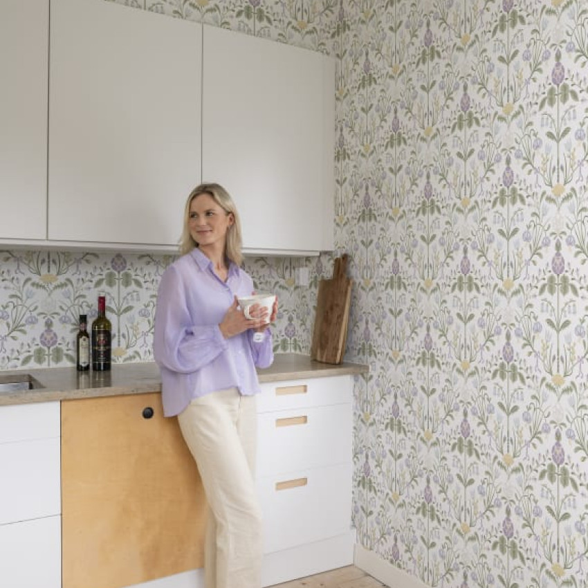 Tapet floral cu design delicat, culori pastelate și motive florale, perfect pentru a adăuga eleganță în casa ta.